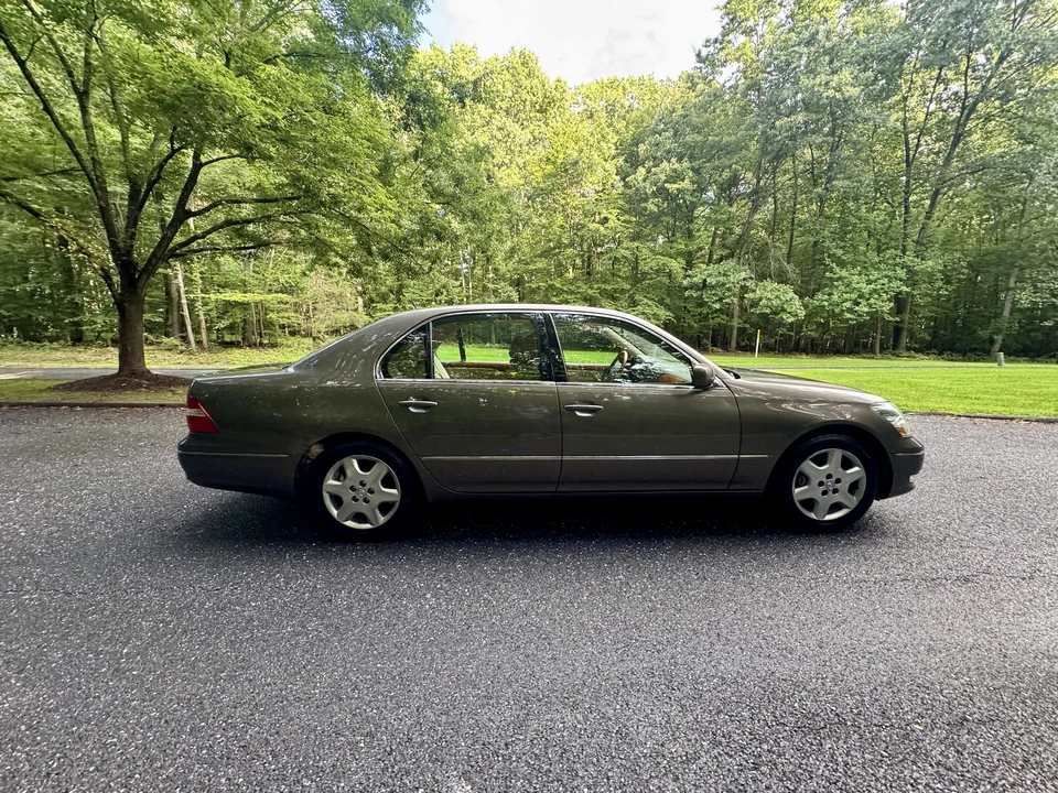 2004 Lexus LS 3rd Gen - Image 19 of 31