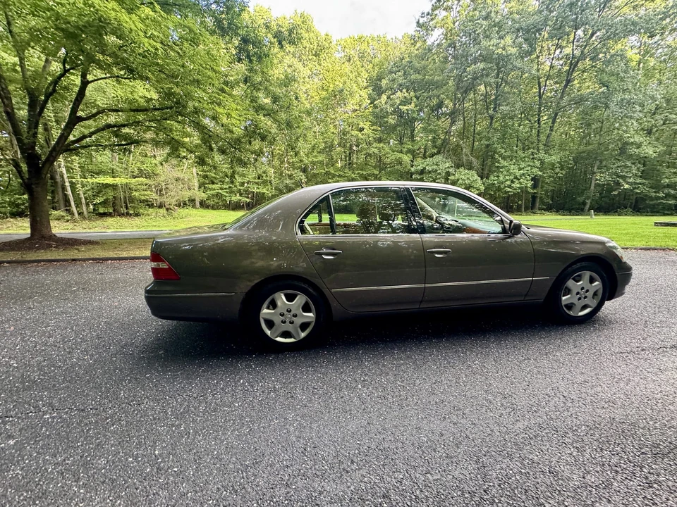 2004 Lexus LS 3rd Gen - Image 21 of 31