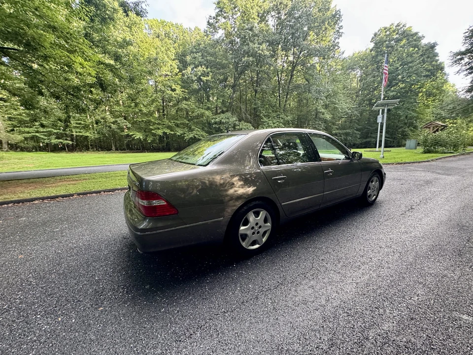 2004 Lexus LS 3rd Gen - Image 22 of 31