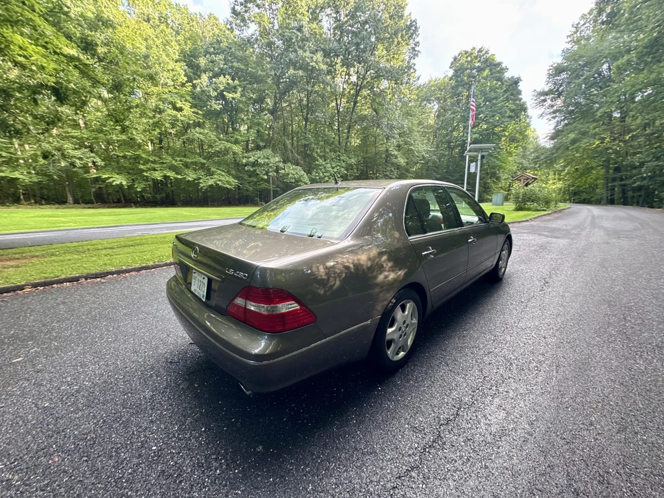 2004 Lexus LS 3rd Gen - Image 23 of 31