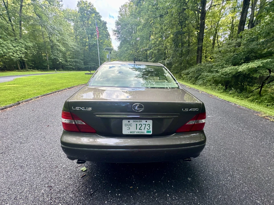 2004 Lexus LS 3rd Gen - Image 25 of 31