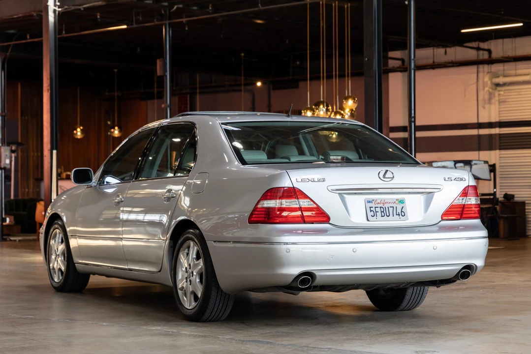2004 Lexus LS 3rd Gen - Image 23 of 31
