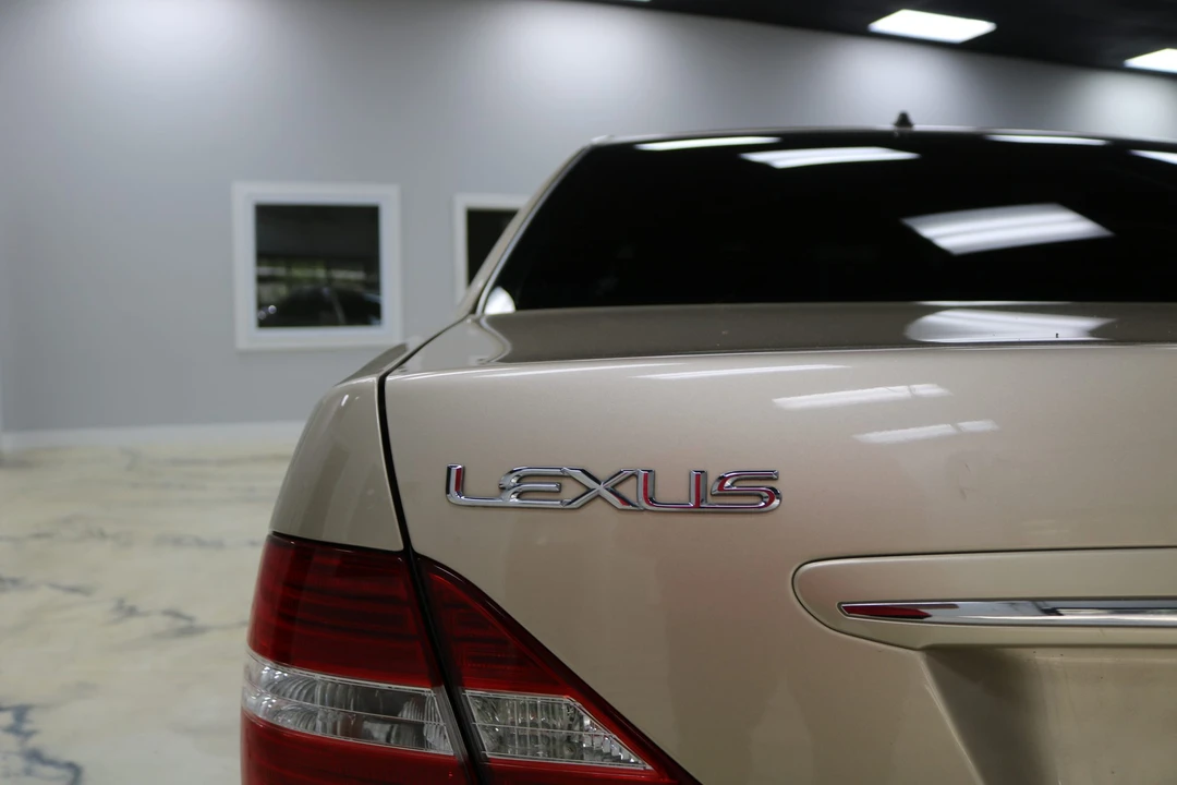 2004 Lexus LS 3rd Gen - Image 22 of 31