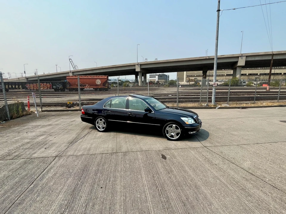 2004 Lexus LS 3rd Gen - Image 11 of 31