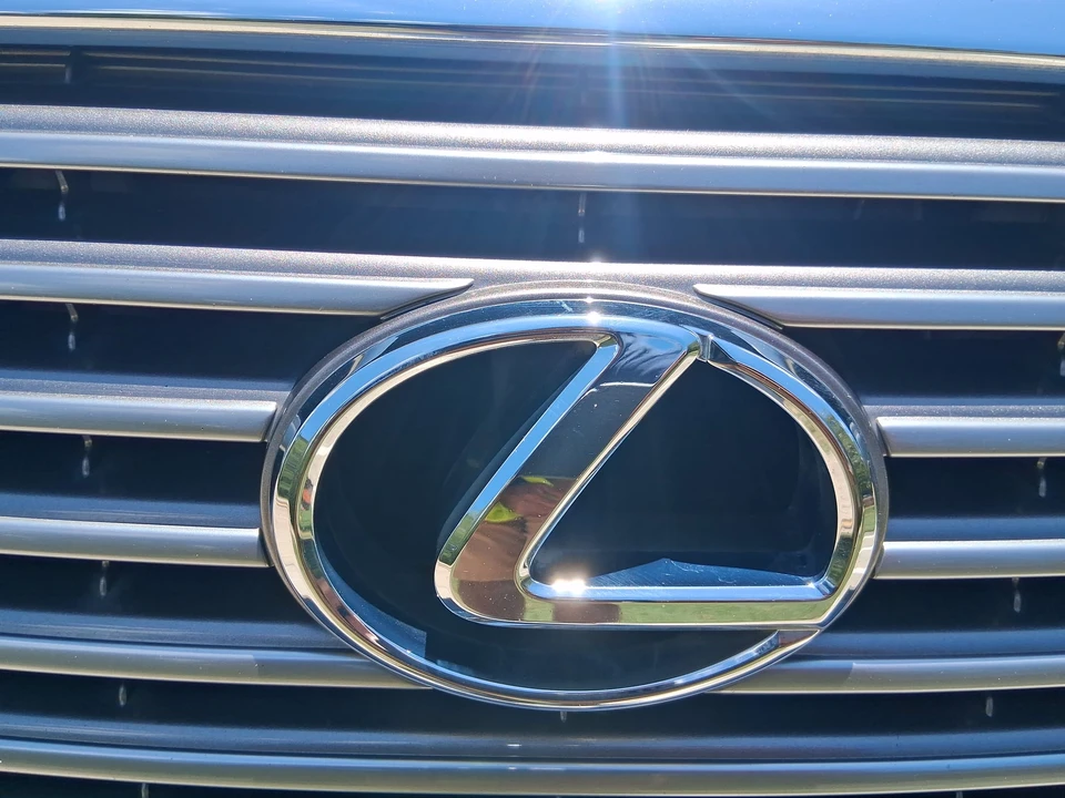 2004 Lexus LS 3rd Gen - Image 15 of 31