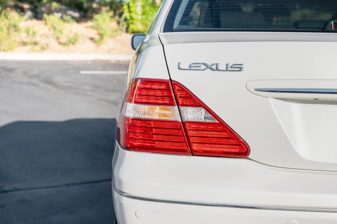 2004 Lexus LS 3rd Gen - Image 18 of 31