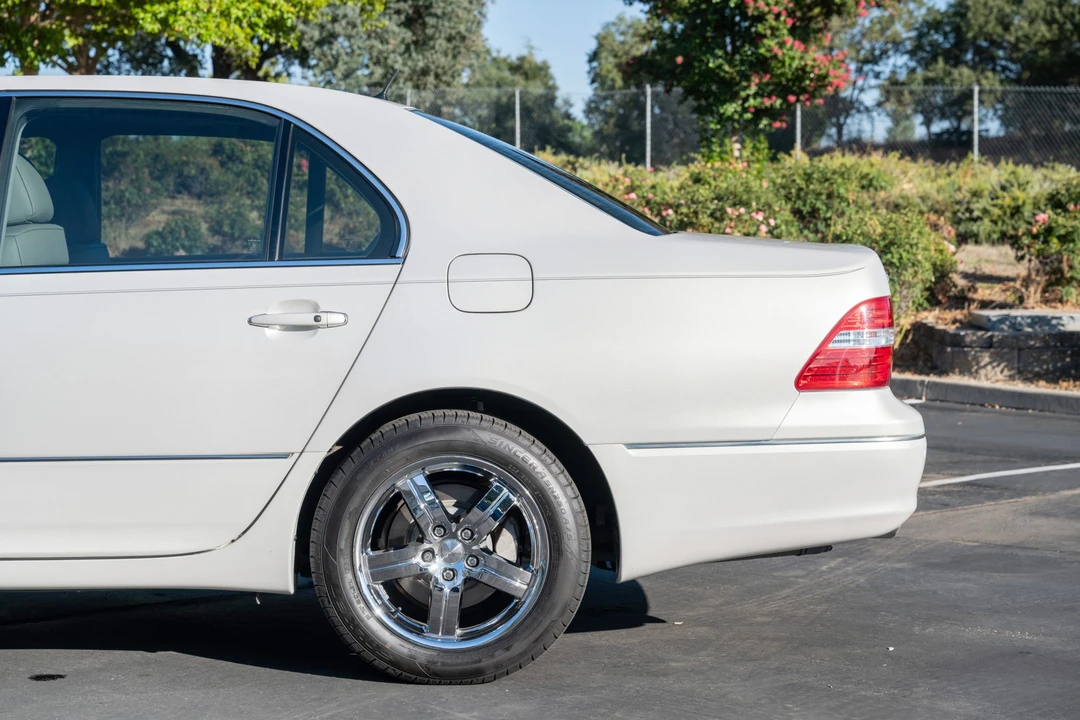 2004 Lexus LS 3rd Gen - Image 11 of 31