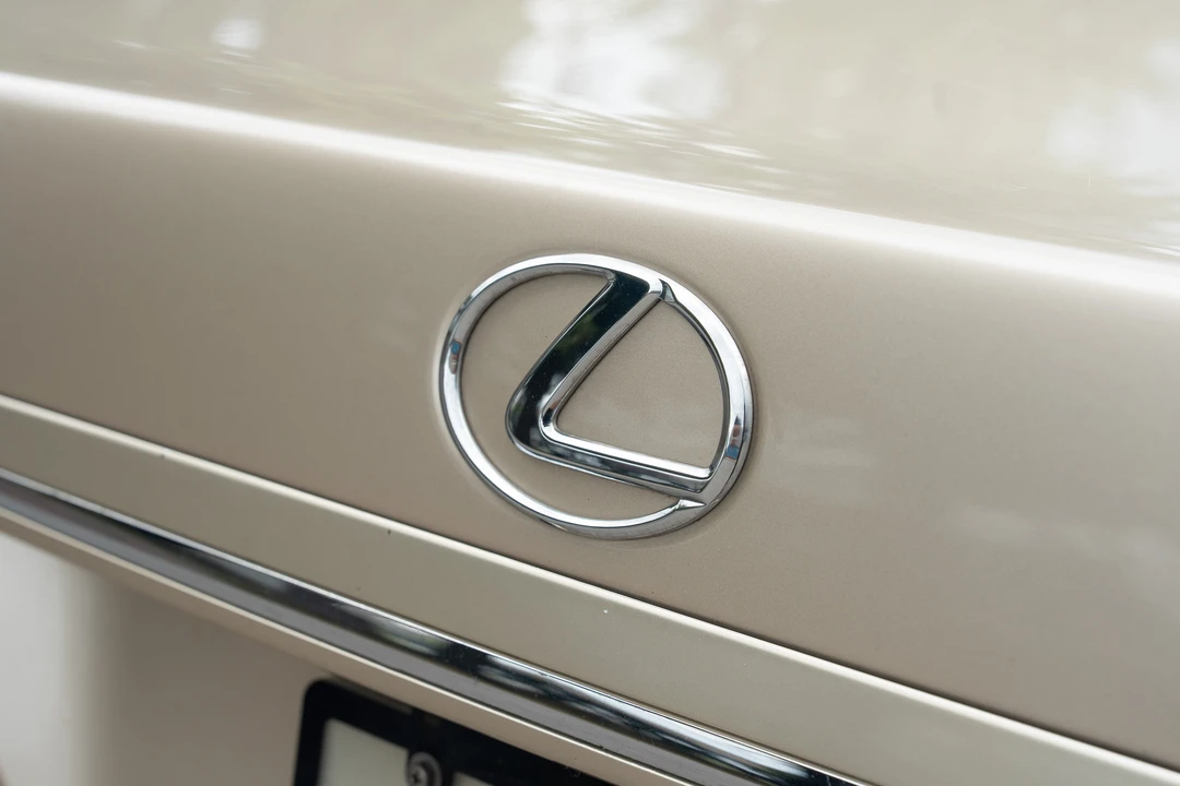 2004 Lexus LS 3rd Gen - Image 24 of 31
