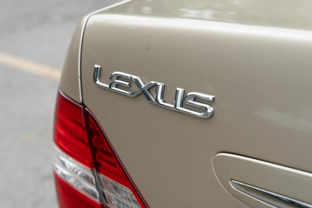 2004 Lexus LS 3rd Gen - Image 23 of 31