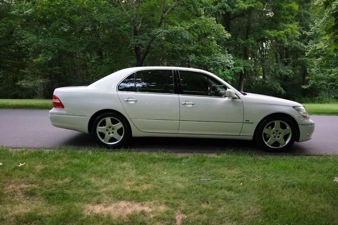 2004 Lexus LS 3rd Gen - Image 13 of 31