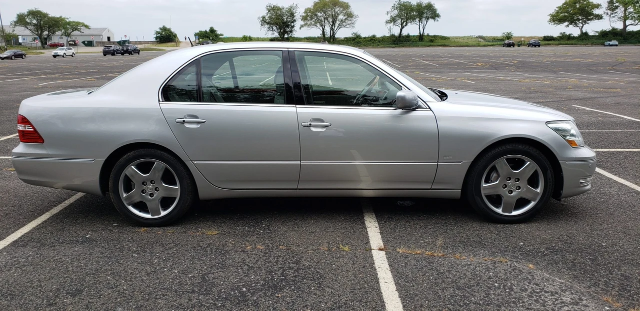 2004 Lexus LS 3rd Gen - Image 13 of 31