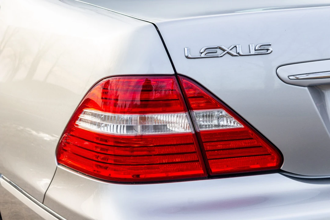 2004 Lexus LS 3rd Gen - Image 25 of 31