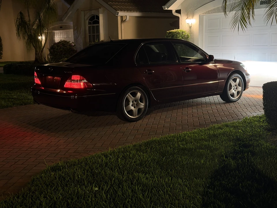 2004 Lexus LS 3rd Gen - Image 17 of 31