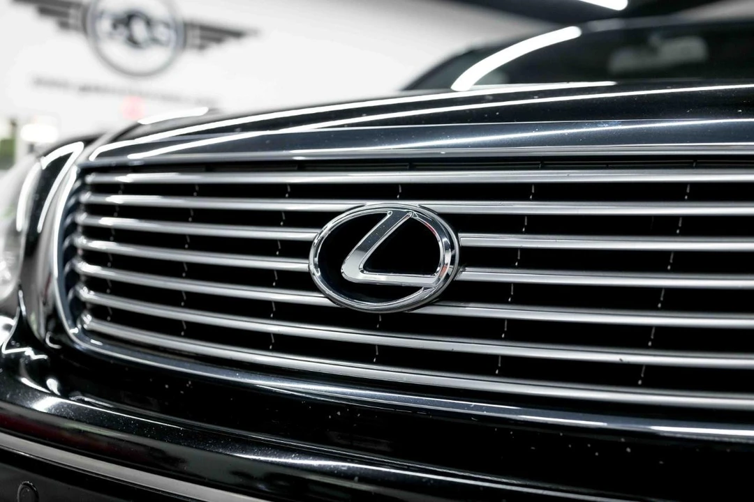 2004 Lexus LS 3rd Gen - Image 14 of 31