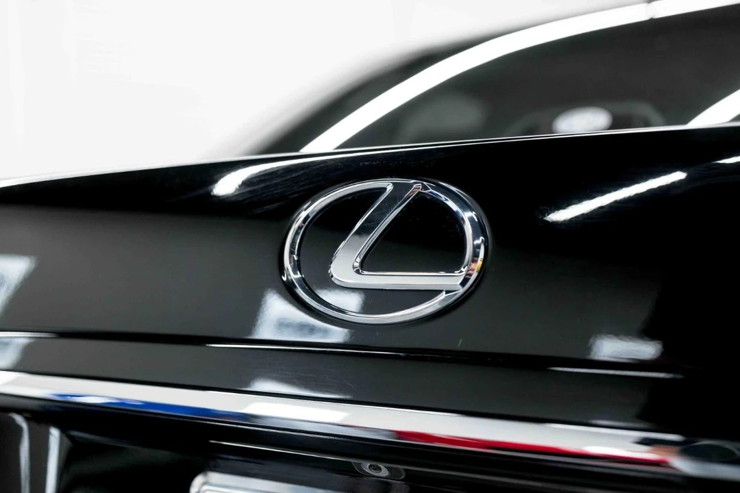 2004 Lexus LS 3rd Gen - Image 25 of 31