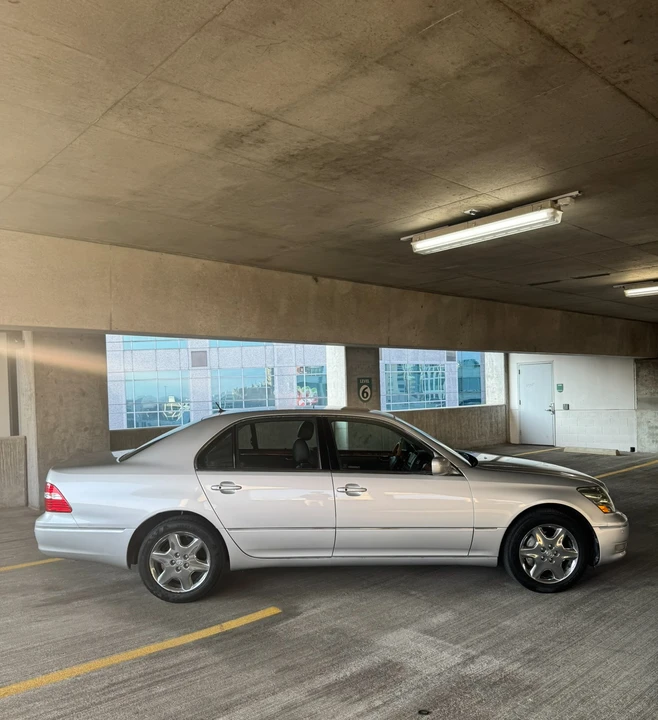 2004 Lexus LS 3rd Gen - Image 18 of 31