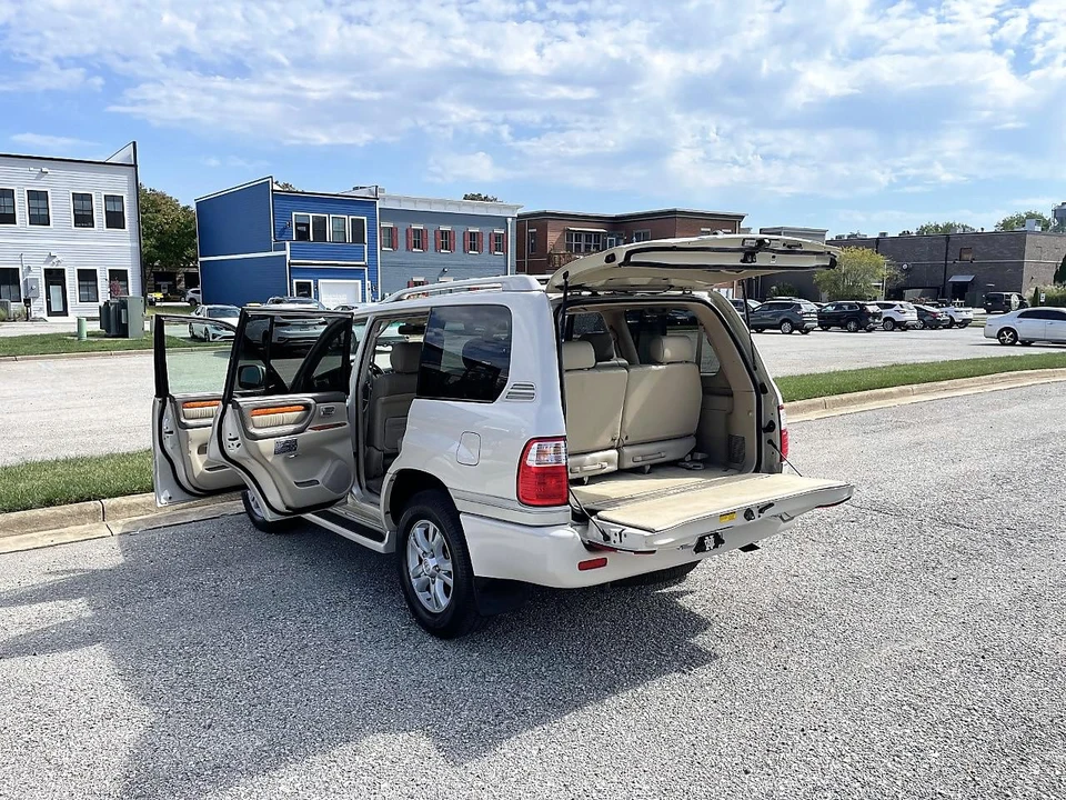 2004 Lexus LX 2nd Gen - Image 10 of 13