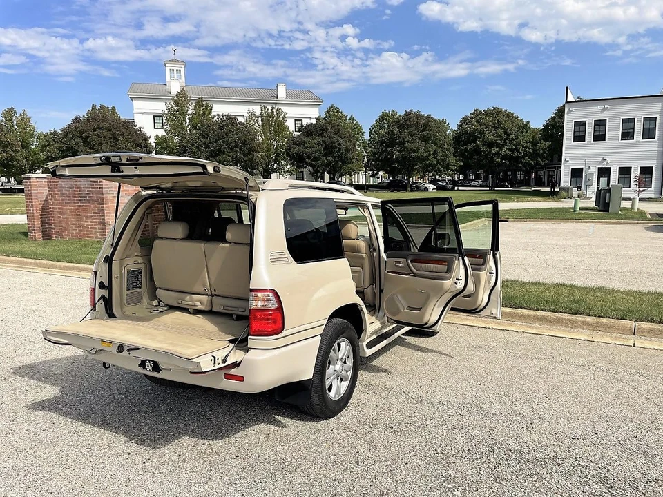 2004 Lexus LX 2nd Gen - Image 11 of 13