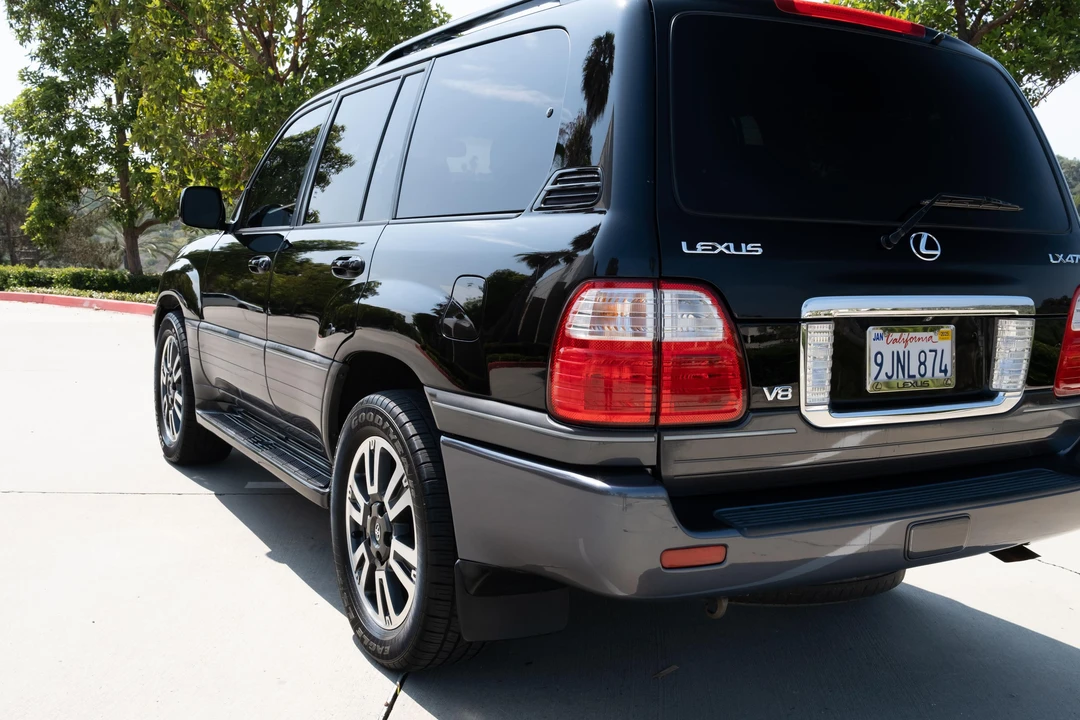 2004 Lexus LX 2nd Gen - Image 17 of 31