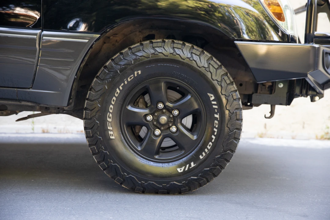 2004 Lexus LX 2nd Gen - Image 23 of 31