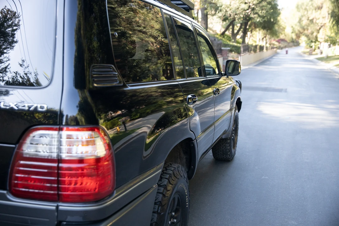 2004 Lexus LX 2nd Gen - Image 17 of 31
