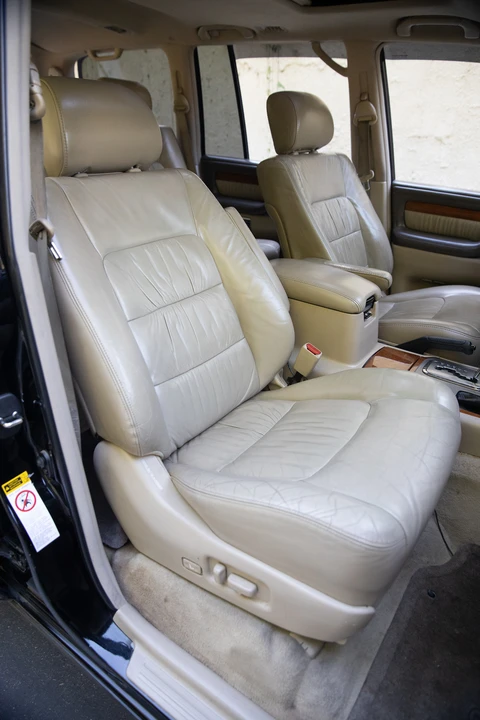 2004 Lexus LX 2nd Gen - Image 27 of 31