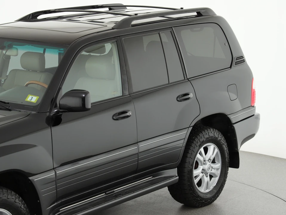 2004 Lexus LX 2nd Gen - Image 19 of 31