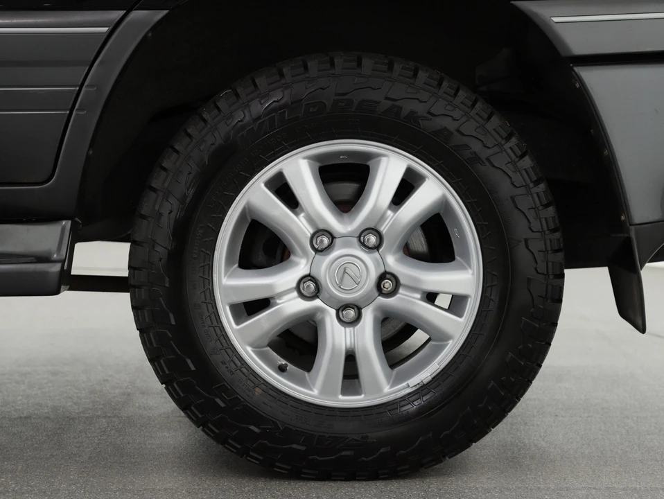 2004 Lexus LX 2nd Gen - Image 29 of 31