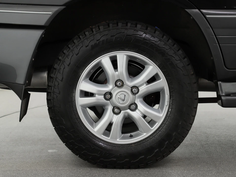 2004 Lexus LX 2nd Gen - Image 30 of 31