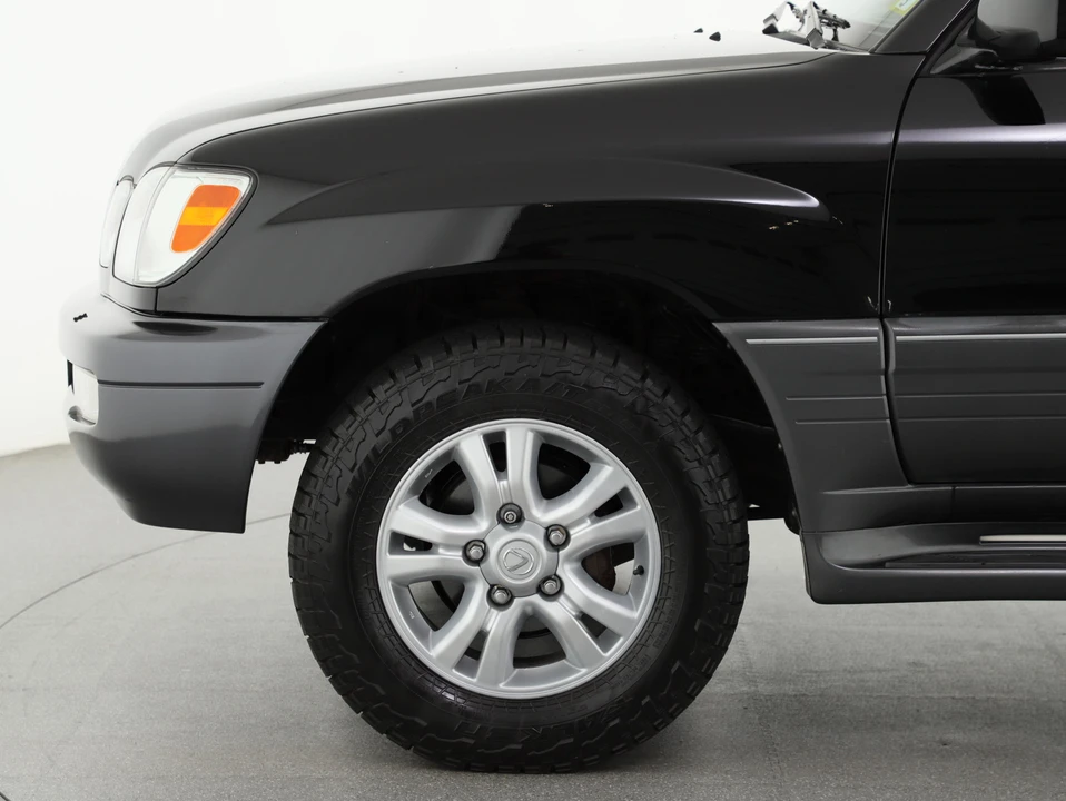 2004 Lexus LX 2nd Gen - Image 17 of 31