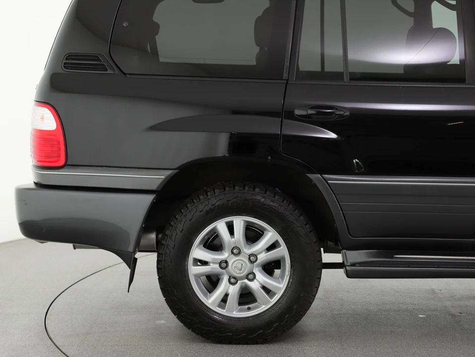 2004 Lexus LX 2nd Gen - Image 25 of 31