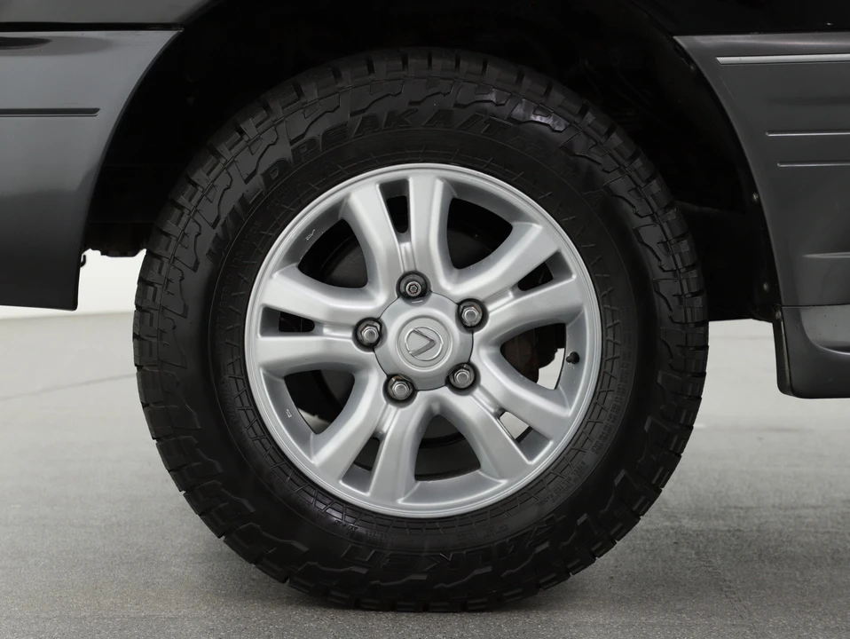 2004 Lexus LX 2nd Gen - Image 28 of 31