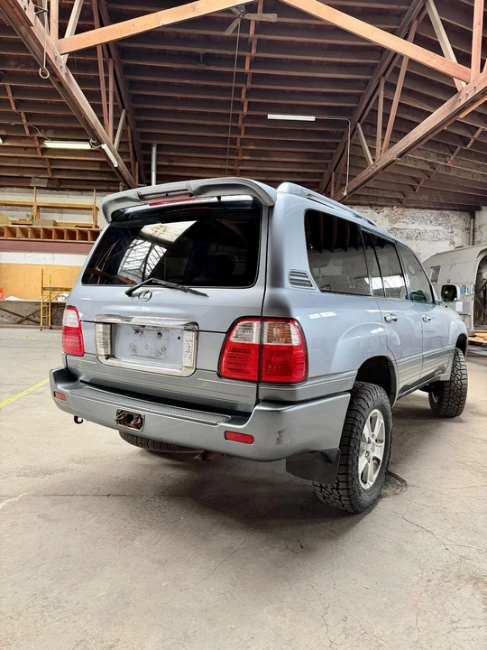 2004 Lexus LX 2nd Gen - Image 10 of 21