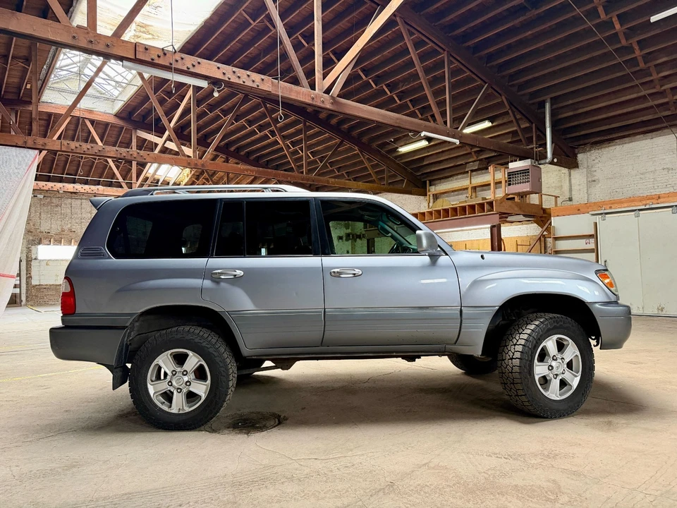 2004 Lexus LX 2nd Gen - Image 9 of 21