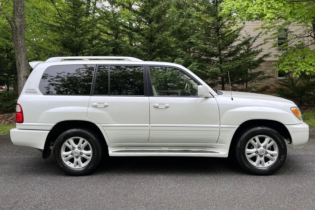 2004 Lexus LX 2nd Gen - Image 3 of 31
