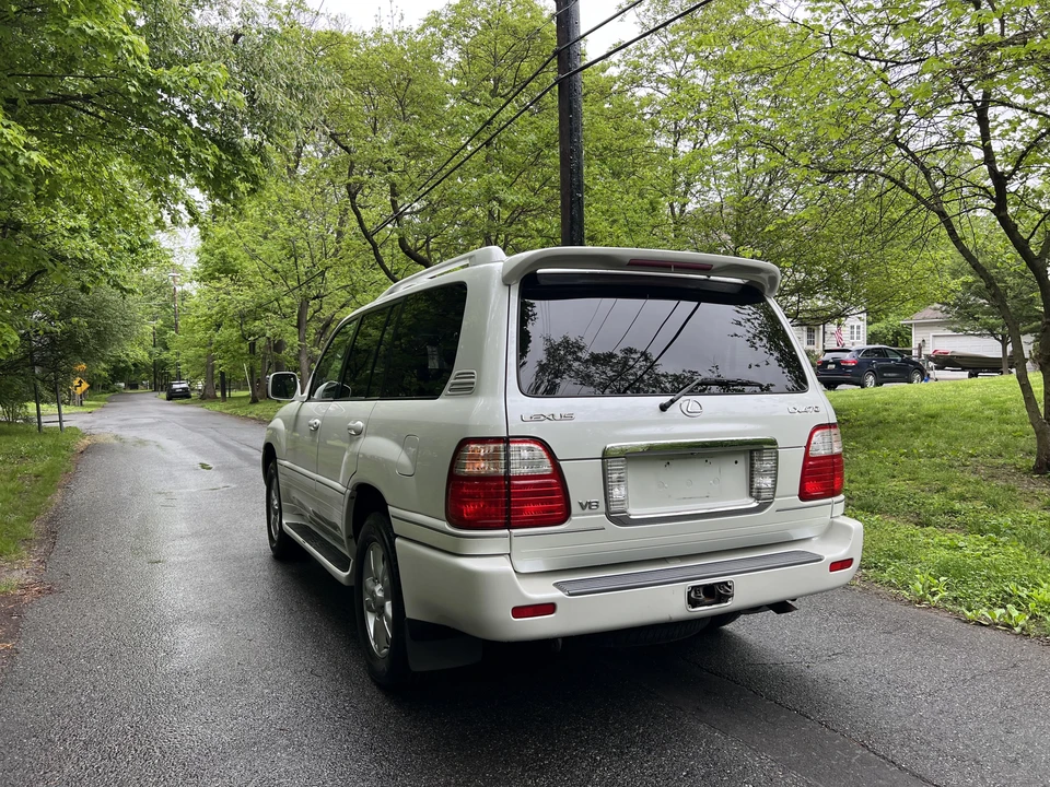 2004 Lexus LX 2nd Gen - Image 19 of 31
