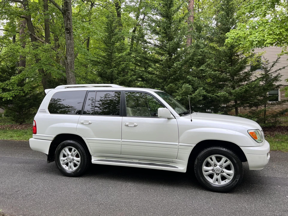 2004 Lexus LX 2nd Gen - Image 23 of 31