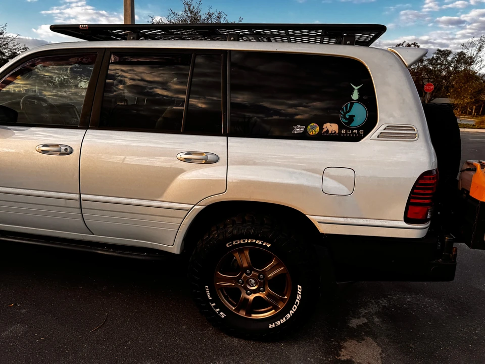 2004 Lexus LX 2nd Gen - Image 29 of 31