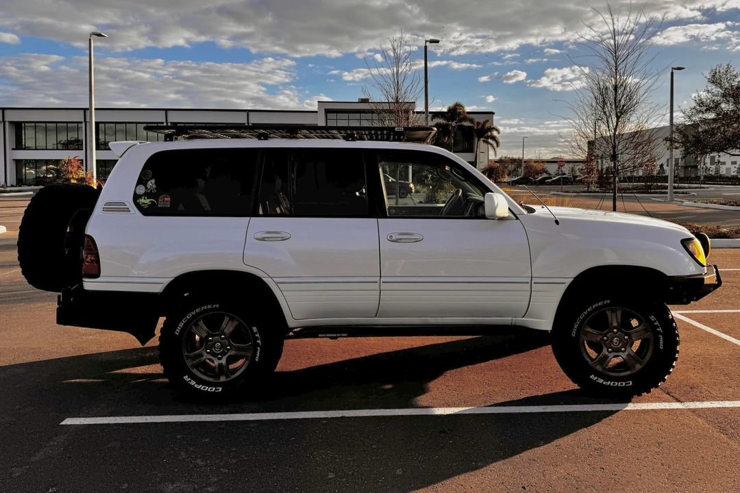 2004 Lexus LX 2nd Gen - Image 4 of 31