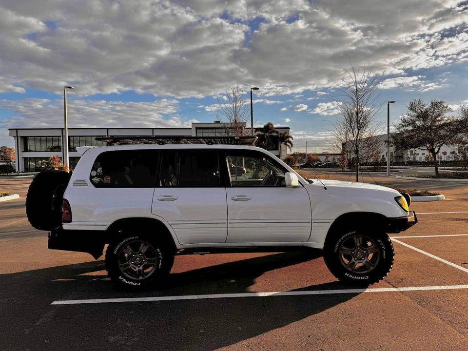 2004 Lexus LX 2nd Gen - Image 16 of 31
