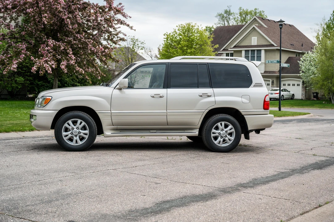 2004 Lexus LX 2nd Gen - Image 8 of 31