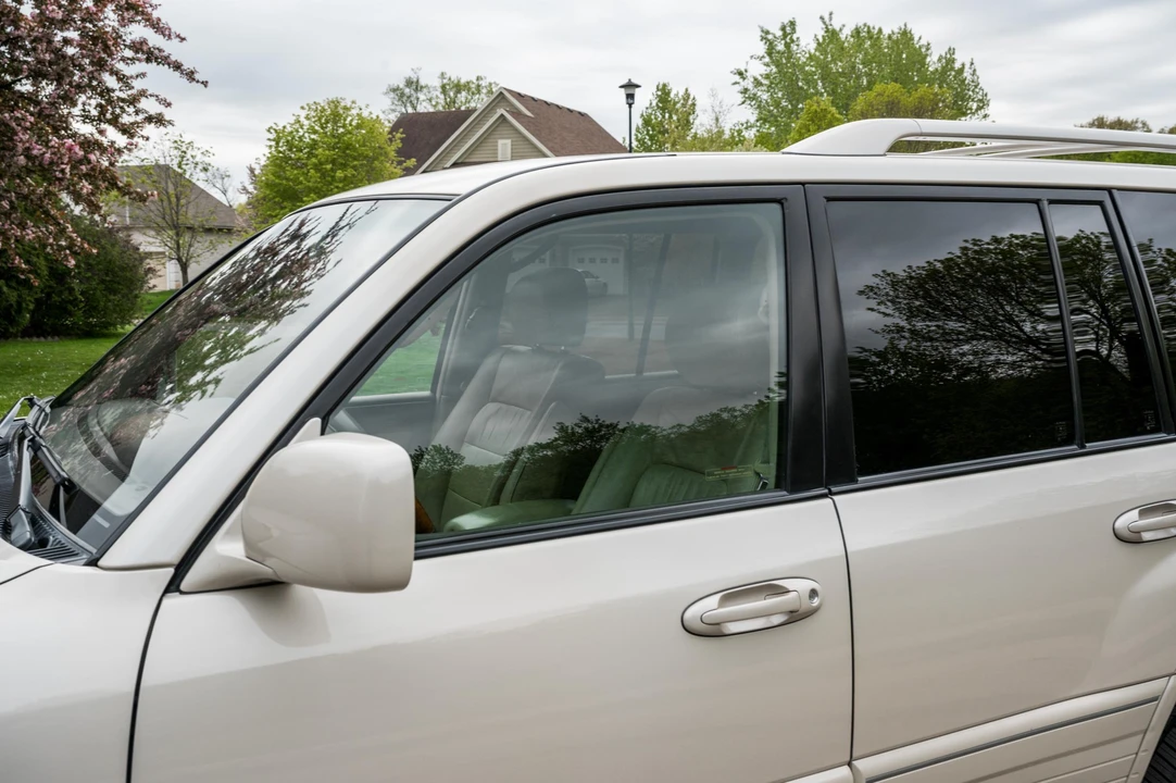 2004 Lexus LX 2nd Gen - Image 17 of 31