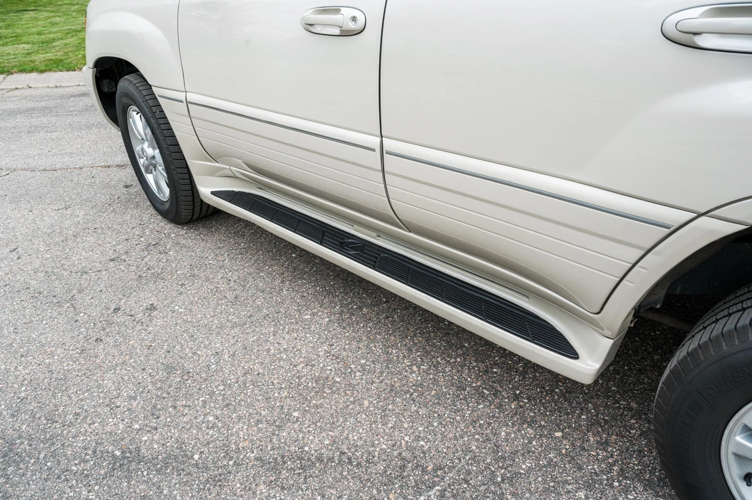 2004 Lexus LX 2nd Gen - Image 19 of 31