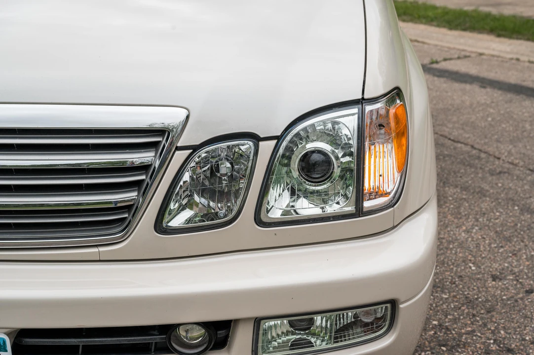 2004 Lexus LX 2nd Gen - Image 24 of 31