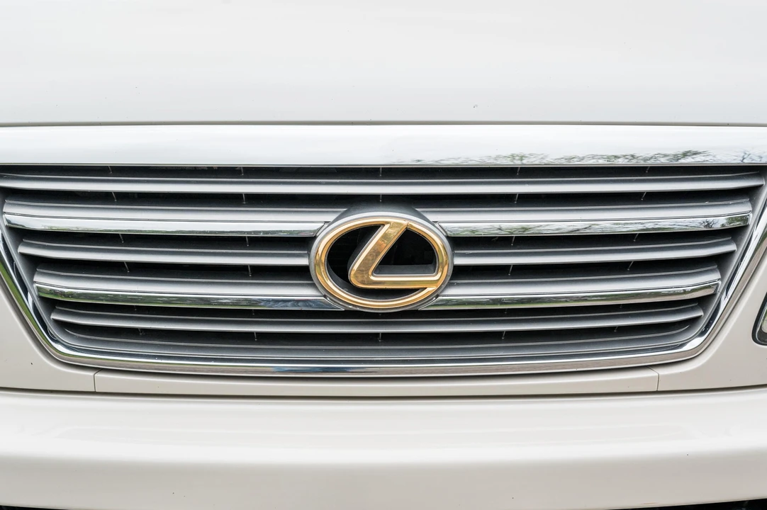 2004 Lexus LX 2nd Gen - Image 25 of 31