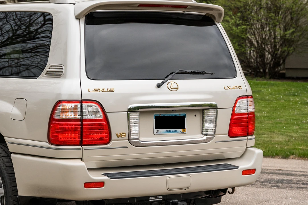 2004 Lexus LX 2nd Gen - Image 10 of 31