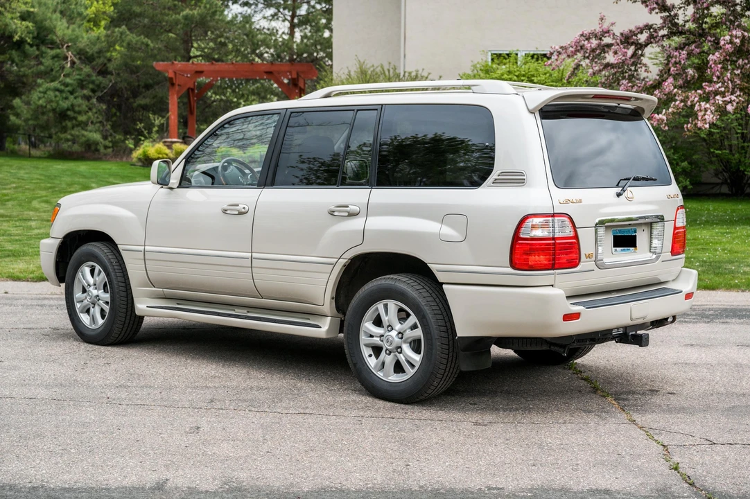 2004 Lexus LX 2nd Gen - Image 9 of 31