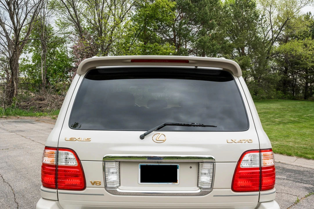 2004 Lexus LX 2nd Gen - Image 11 of 31