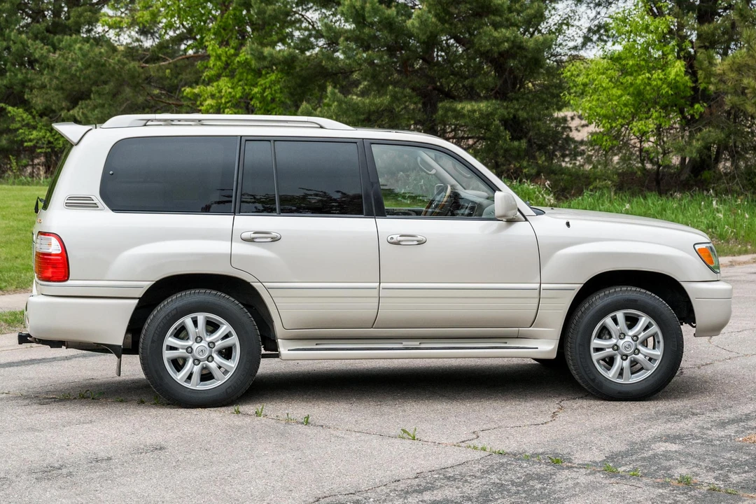 2004 Lexus LX 2nd Gen - Image 3 of 31