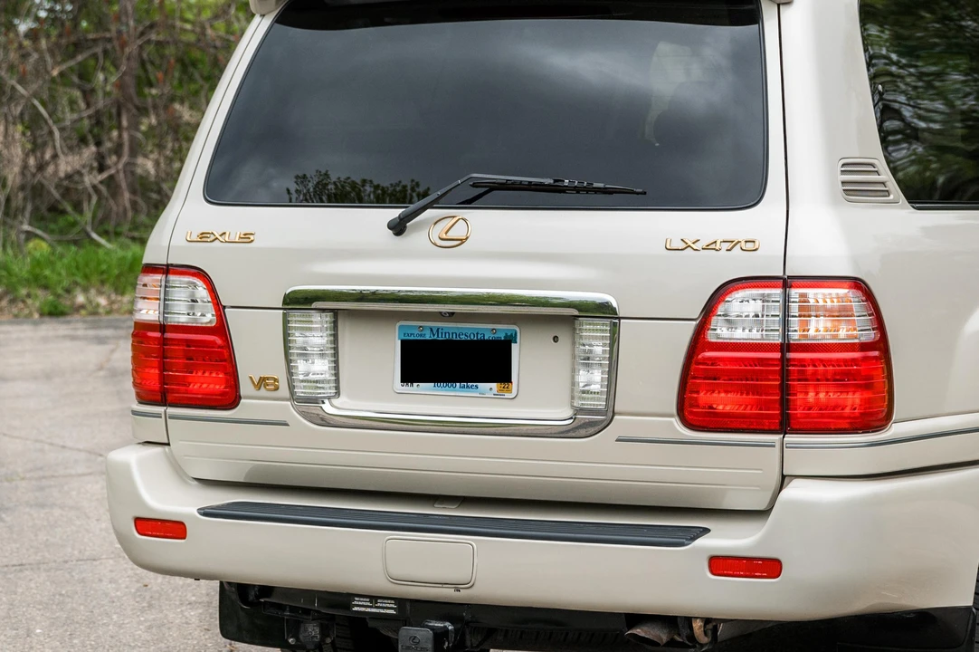 2004 Lexus LX 2nd Gen - Image 12 of 31